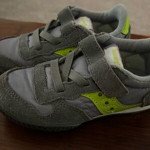Saucony kids size 8 euro 24 sneakers